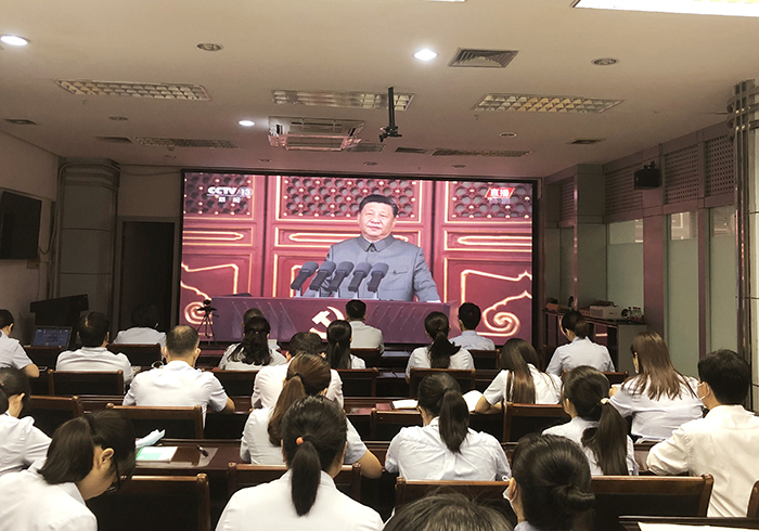 7月1日上午,郵儲銀行貴港市分行組織黨員干部收看慶祝建黨100周年大會.JPG