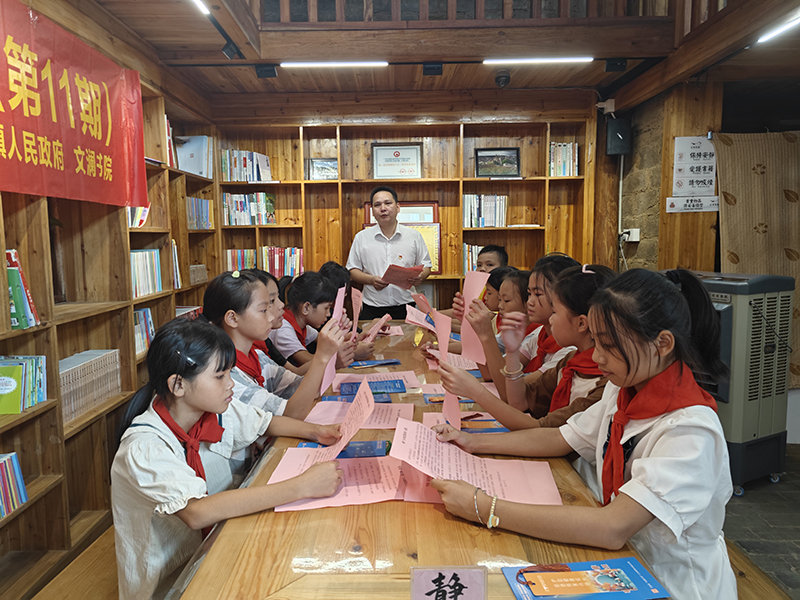 全體人員宣讀《“護(hù)苗·綠書簽”行動(dòng)倡議書》.jpg