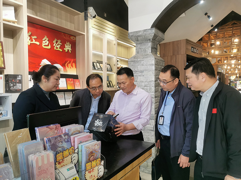 2.圖為自治區(qū)黨委宣傳部工作指導(dǎo)組在桂平市檢查出版物市場(chǎng).jpg