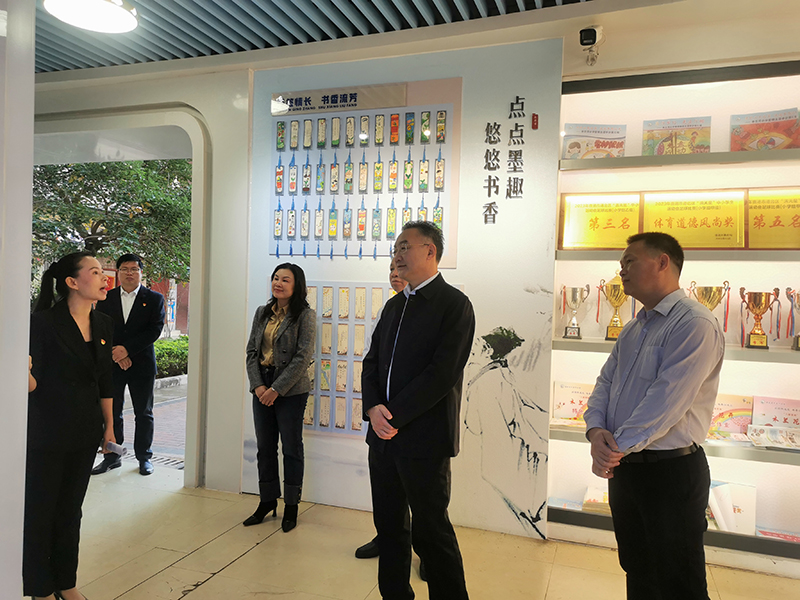 1.圖為自治區(qū)黨委宣傳部工作指導(dǎo)組在港北區(qū)木蘭河小學(xué)“護(hù)苗”工作站調(diào)研.jpg