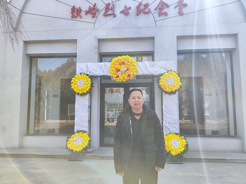 2宋善仁烈士的外孫伍德烈在鐵嶺烈士陵園.jpg