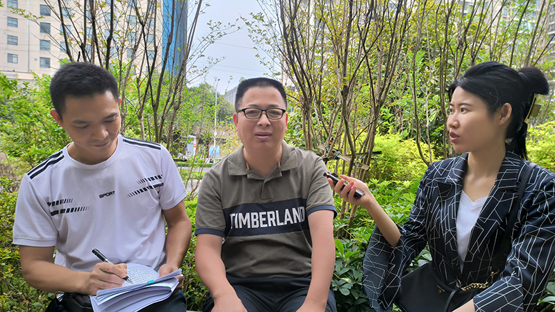 記者采訪宋善仁烈士的外孫伍德烈.jpg